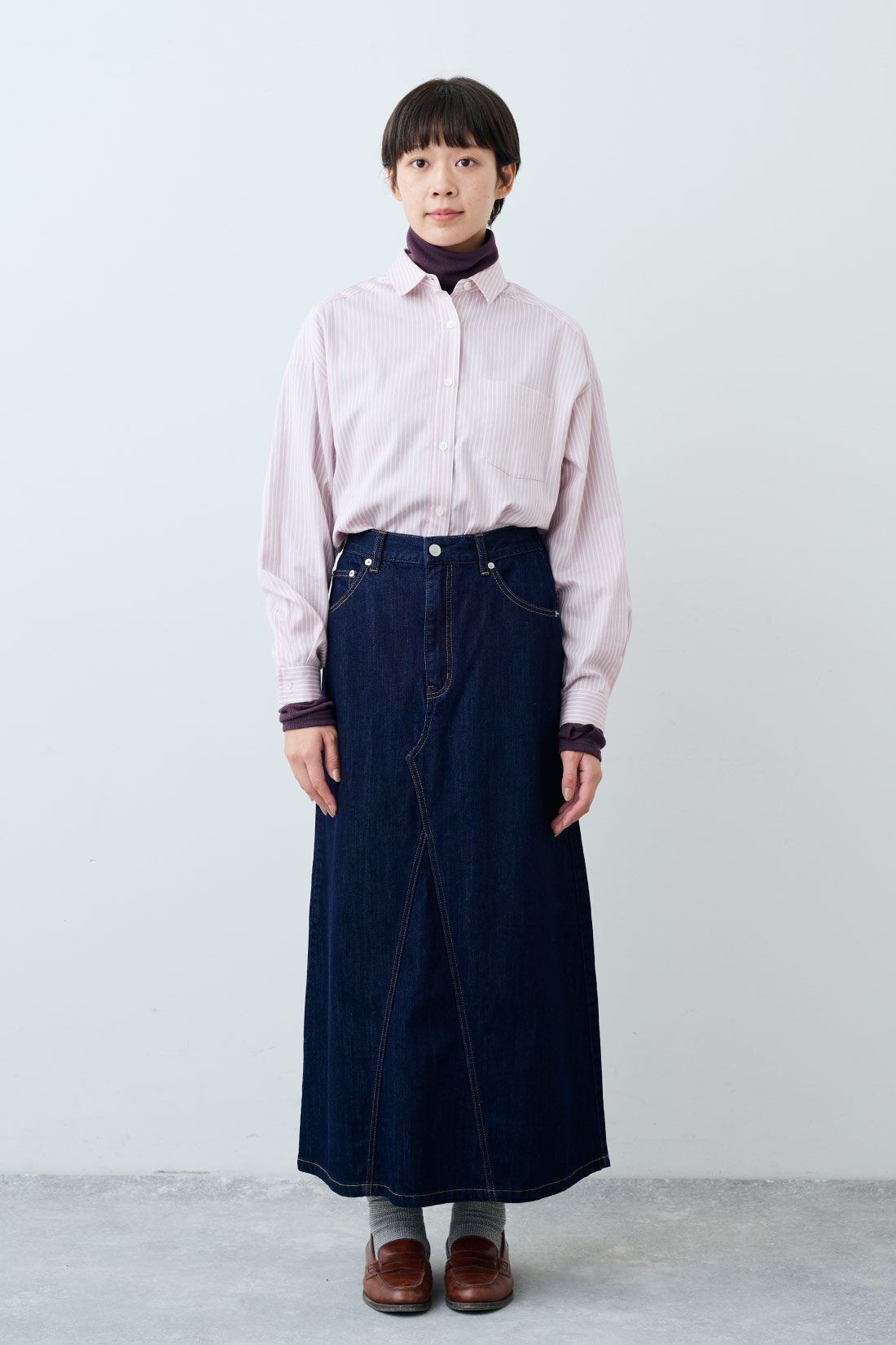 THREE FIFTY STANDARD|ピンクのストライプワイドシャツとほどよいあたたかさの裏起毛タートルの会とデニムのAラインスカートのコーディネート|モデル身長：163cm 着用サイズ：M