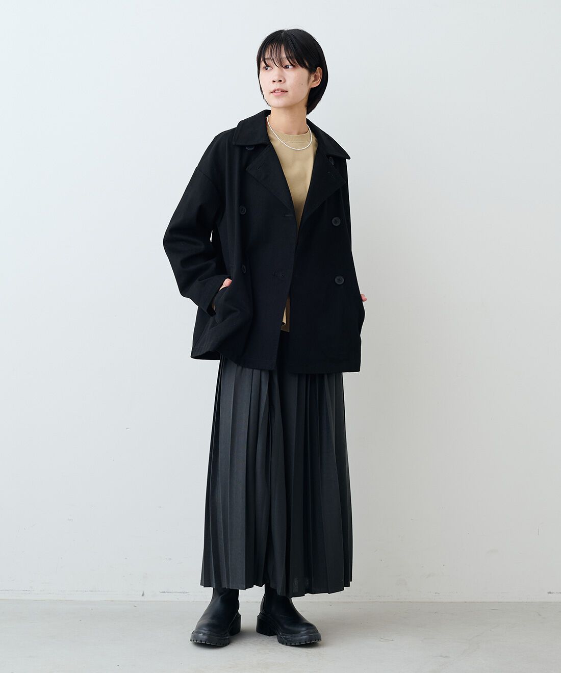 THREE FIFTY STANDARD|コットンツイルのダブルコート〈ブラック〉とカットソーのプリーツスカート〈チャコールグレー〉のコーディネート|モデル身長：163cm 着用サイズ：M