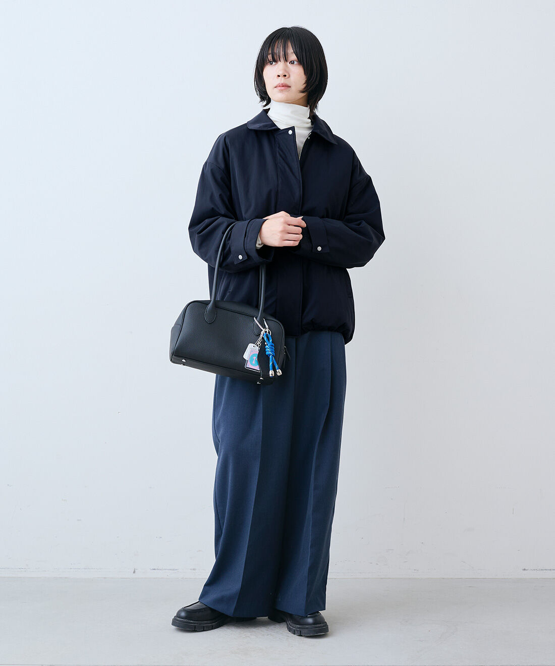 THREE FIFTY STANDARD|THREE FIFTY STANDARD　タックスラックスパンツ〈チャコールグレー〉|モデル身長：163cm　着用サイズ：M