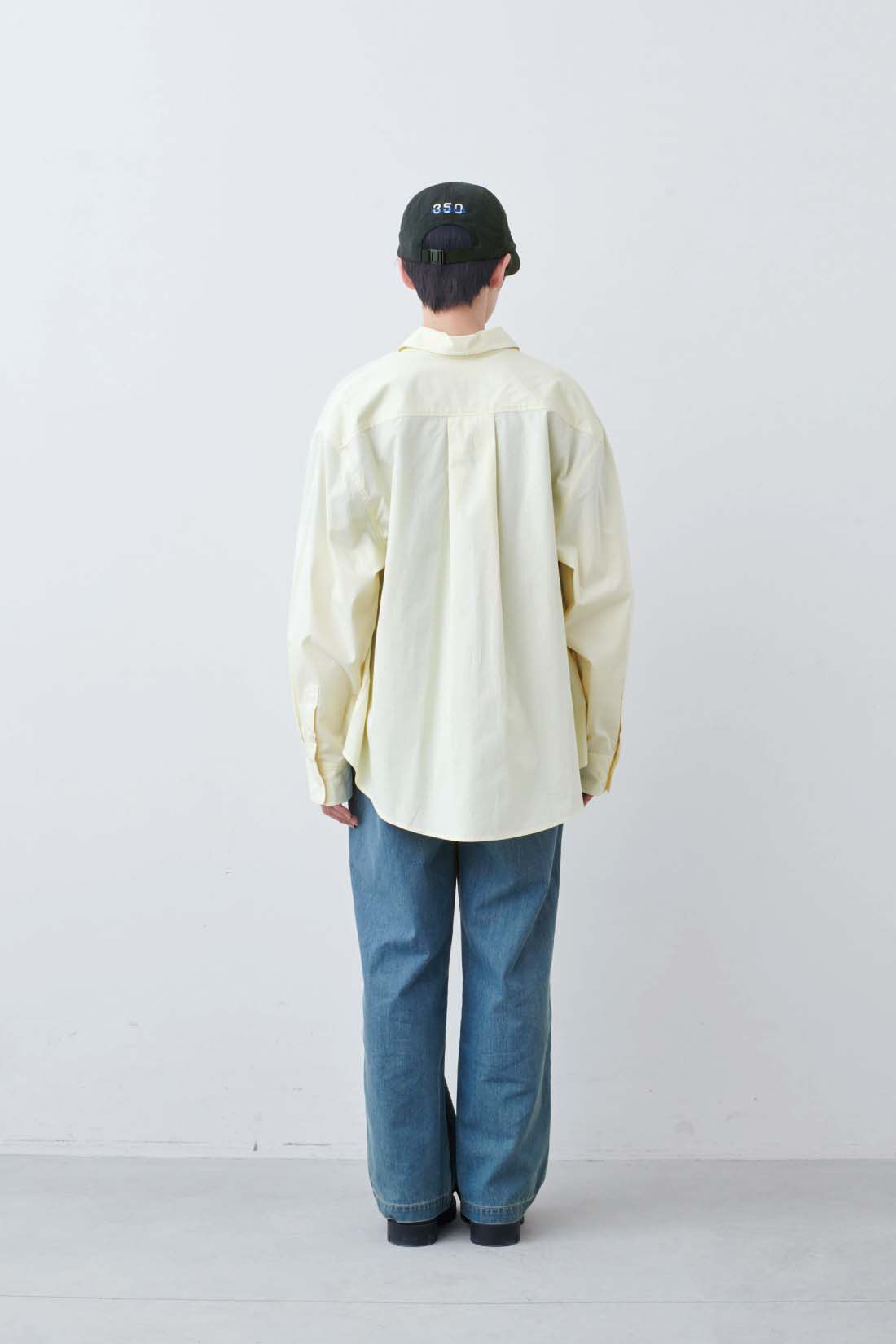 THREE FIFTY STANDARD|シルキーな肌ざわりのベーシックなTシャツの会とライトデニムのタックワイドパンツとアウトドアキャップ〈ブラック〉のコーディネート