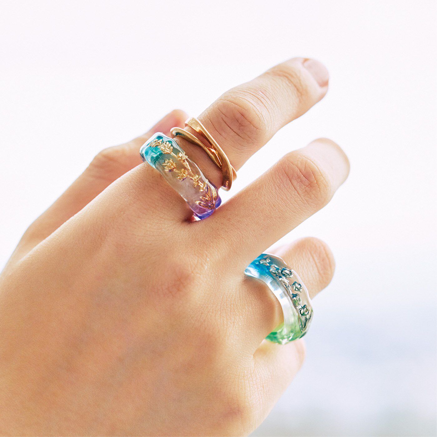 am&be|am＆be　きらめくお花を閉じ込めた　金属が肌にふれない　イヤカフにもなるリング〈バイカラー〉|リング遣いで、大人の手にほどよい存在感。