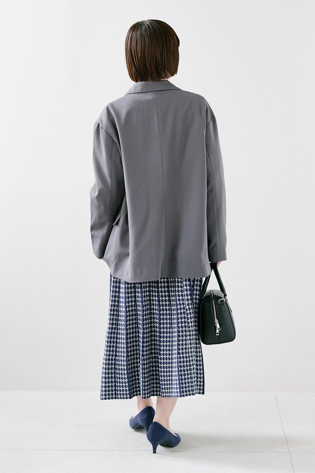 IEDIT|小森美穂子さんコラボ ゆるシルエット こなれ見え ジャケット〈チャコールグレー〉とバウンシーニットベスト ボリュームスリーブブラウス きれいめセット〈ブラック&times;ホワイト〉のコーディネート|【着用サイズ】ジャケット：S　トップス：S　スカート：SP