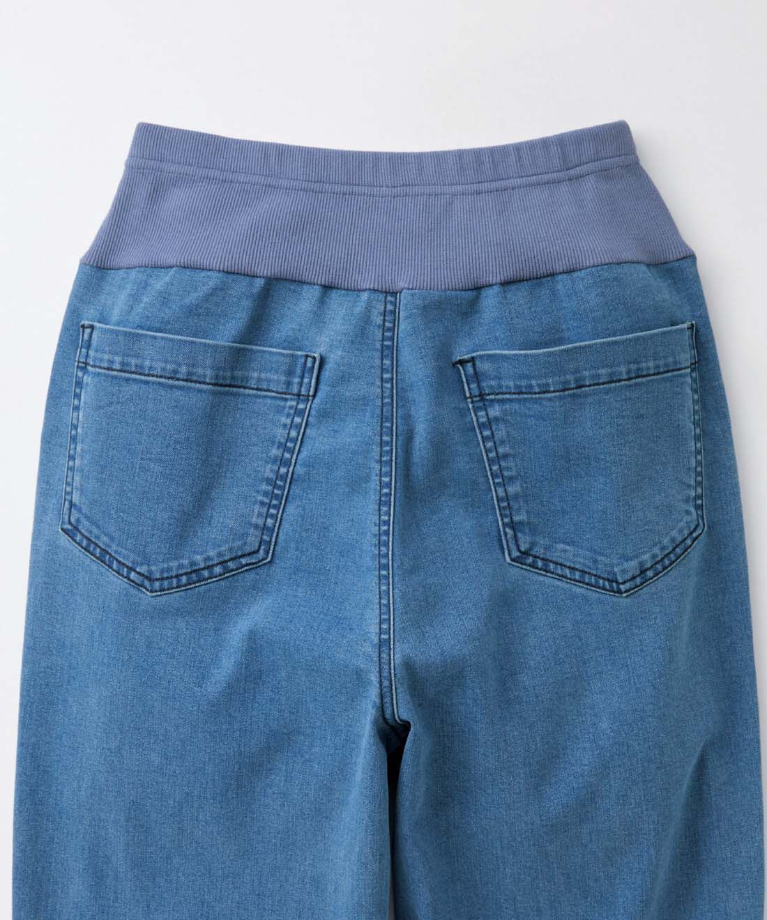 Live in  comfort|リブ イン コンフォート　おなかまわり伸びやかな やさしいデニムパンツ〈ライトブルー〉【おはだが気になるみんなへ】|〈BACK〉おしりがのっぺり見えないポケット付き。