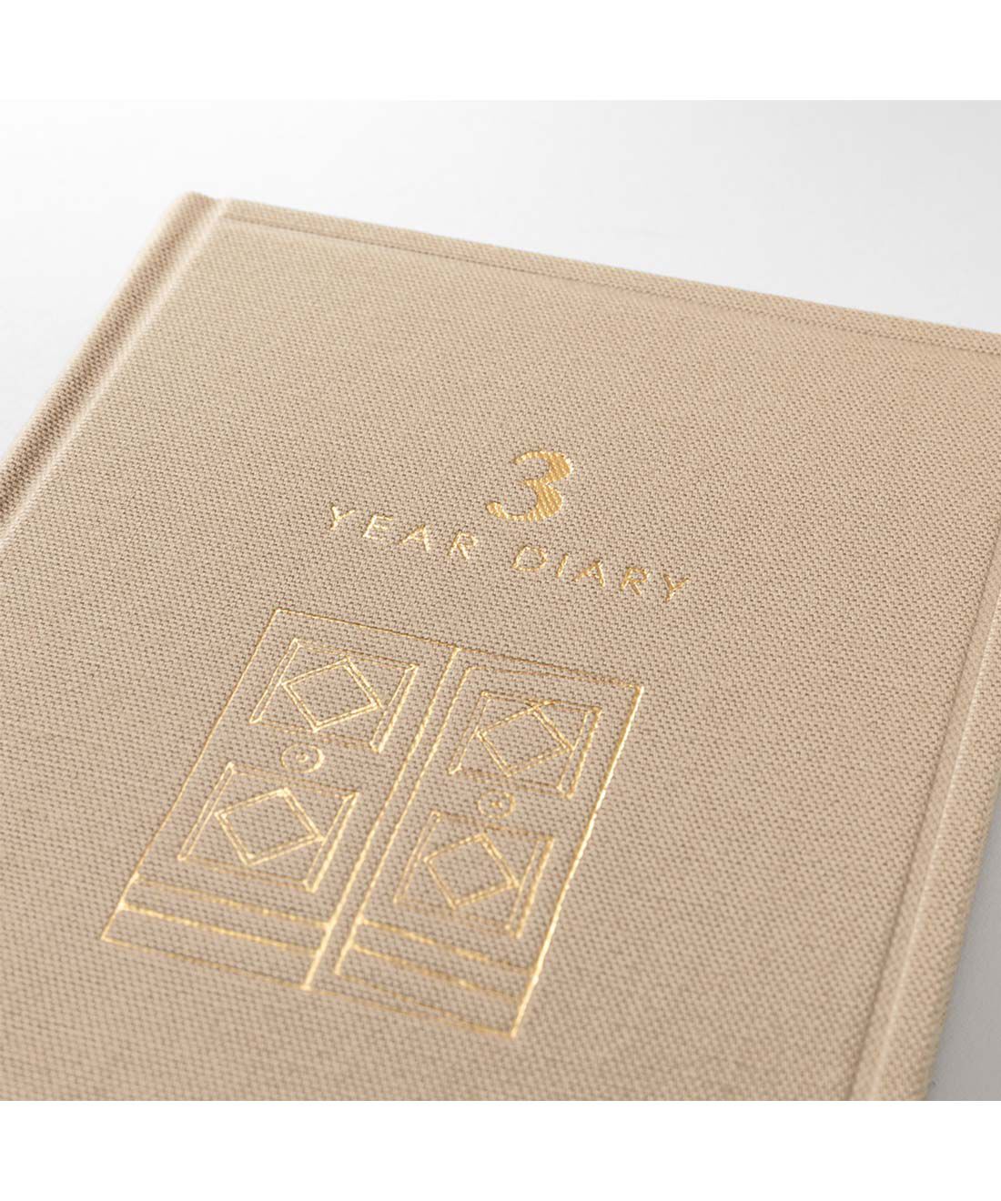 ミニツク|１日２行だけ　去年の自分に出会える　３年連用日記「扉」ミニ〈ベージュ〉|表紙の色には上品な雰囲気の色味を選びました。表紙と背の金箔がきらりと光り、アクセントになっています。