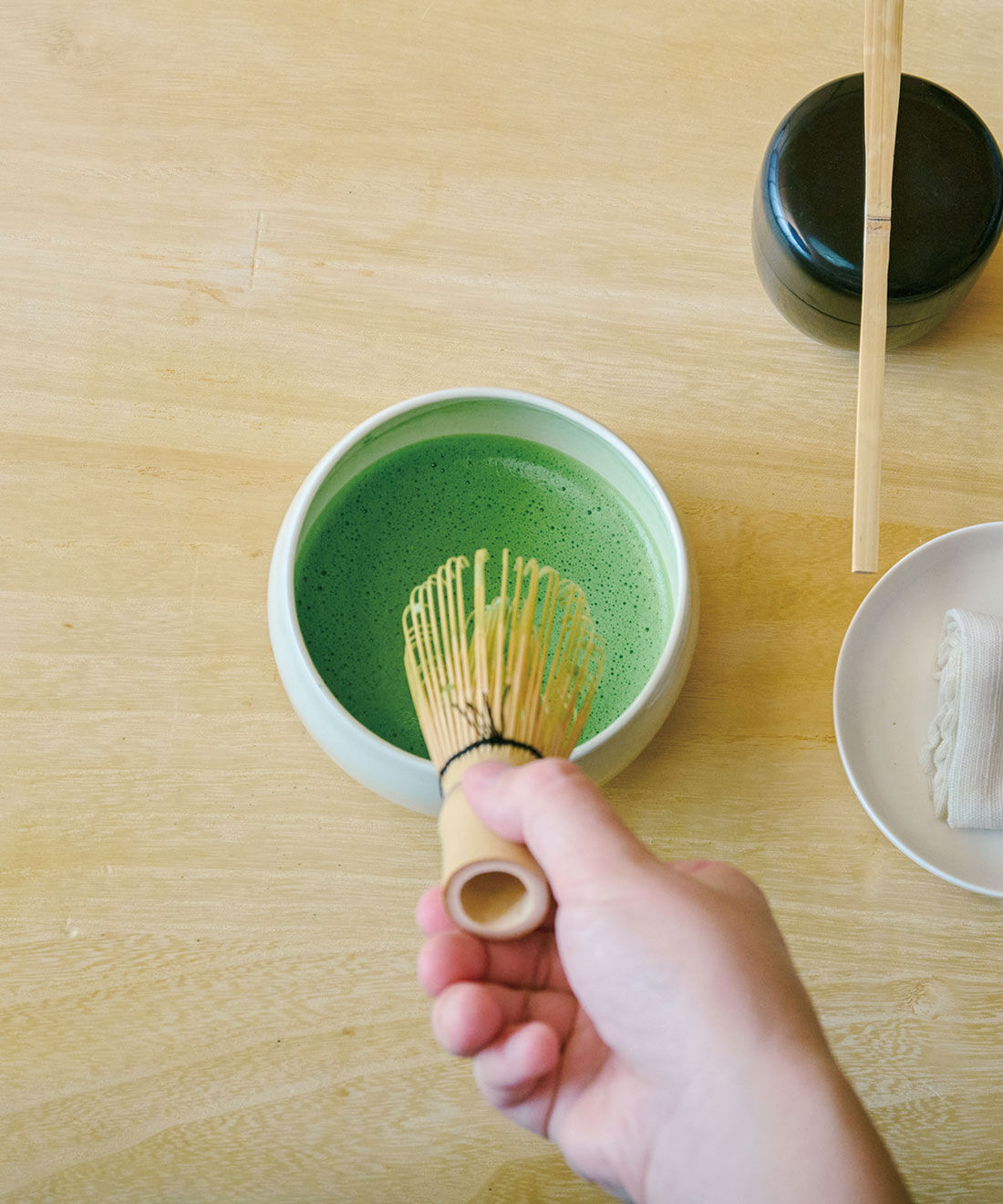 ミニツク|穂先の形状を整えて長持ちさせる茶せんスタンド|おいしい抹茶を点てた後は、茶せんを長持ちさせるスタンドで保管がおすすめ。