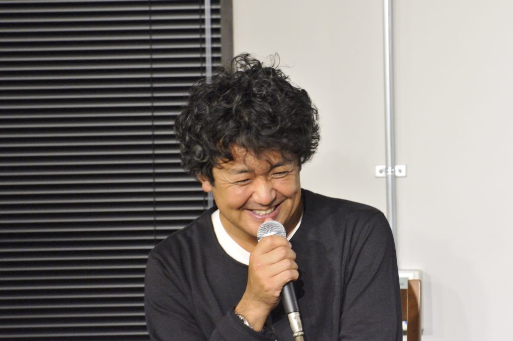 高校の時の写真を見て話をされる 鍵井さん
