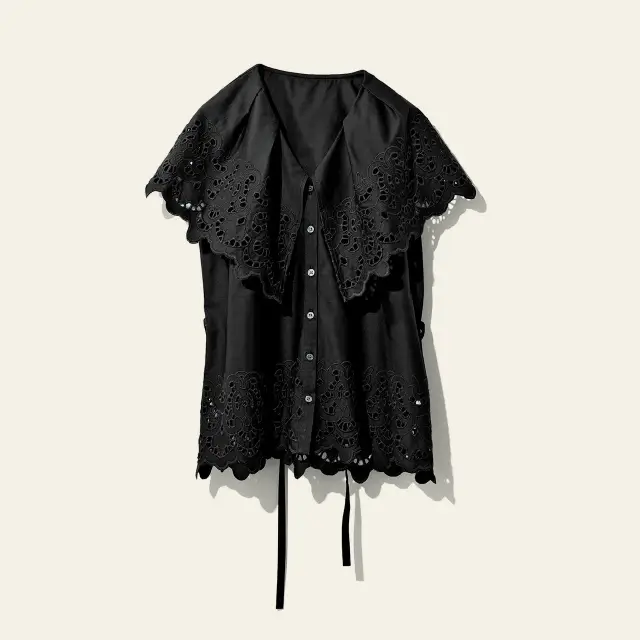 MEDE19F ビッグカラーのカットワーク刺繍ブラウス〈ブラック〉