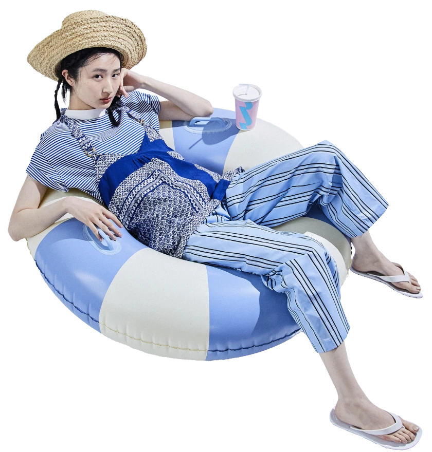 浮き輪でくつろぐ