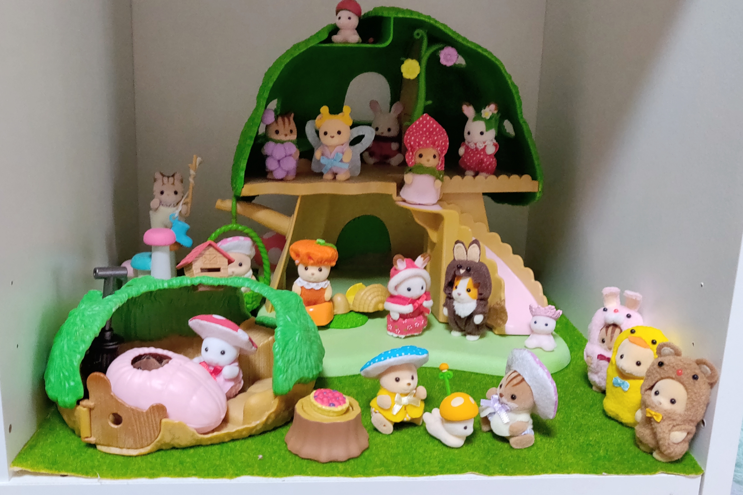 写真５　限定衣装を着た赤ちゃんたち。