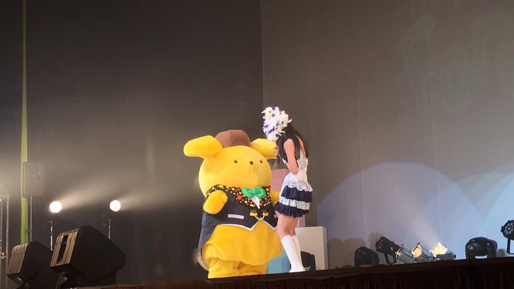 ポムポムプリンと寺嶋さんがライブでコラボした際の写真