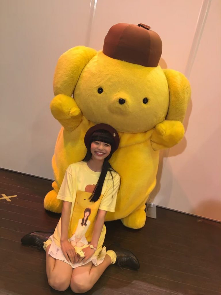 ポムポムプリンとツーショットで微笑む寺嶋さん